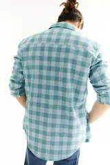 Camisa de leñador celeste y turquesa a cuadros, de algodón peinado.