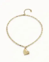 Collar de cadena de eslabones medianos con dije de corazón central, acabado en tono plateado.