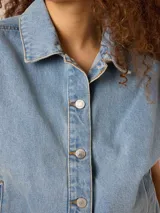 Chaleco denim sin mangas estilo bomber, color celeste, confeccionado en 100% algodón.