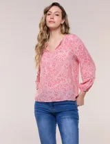 Blusa holgada de gasa liviana con estampado floral en tonos rosados y blancos. Presenta escote en V con muesca central y mangas largas abullonadas con inserción de puntilla y puños elastizados.