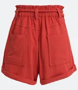 Short clochard de viscolino color beige, con cintura alta elastizada, bolsillos grandes aplicados en los laterales y detalle de cinturón de cuerda con borla.