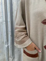 Saco capa color beige, tejido en lana con detalles de trenzas en cuello y puños.