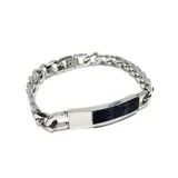 Pulsera de acero plateado con eslabones tipo cadena y placa central con detalle de fibra de carbono negra.