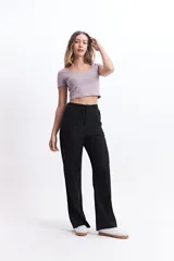 Pantalón negro de tiro medio, corte recto y confeccionado en lino y algodón.