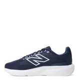 Championes de running New Balance modelo 413, color azul marino con detalles en blanco. Presentan una capellada de malla transpirable, cierre con cordones y una entresuela de espuma EVA para una amortiguación ligera y duradera.