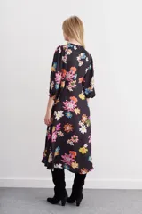 Vestido midi de viscosa con estampado floral multicolor sobre fondo negro. Presenta escote redondo con detalle de tablas, mangas tipo balloon y ajuste en la cintura mediante lazo lateral.