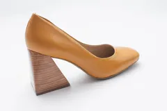 Zapato de cuero negro con taco geométrico de madera. Capellada, plantilla y forro 100% cuero. Taco de 8 cms.