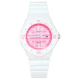 Reloj analógico Casio de estilo deportivo, con caja y malla de resina blanca. Presenta una esfera con estampado de cuadros en tonos rosados, bisel giratorio y función de calendario.