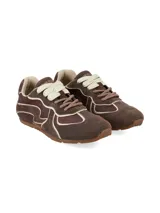 Championes de estilo urbano en tono bordó, confeccionados con paneles de cuero y gamuza texturizada, con detalles de ribetes claros y cordones anchos en color beige.