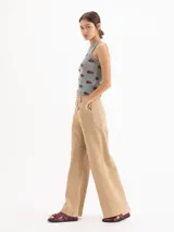 Jeans wide leg de denim de algodón color arena, de tiro medio-alto con perneras amplias y bolsillos clásicos.