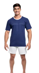 Conjunto de pijama para hombre, compuesto por remera azul con cuello redondo blanco y short gris.