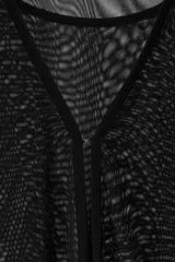 Top de tul semitransparente de color negro, con diseño de doble capa que incluye un top interior con escote en pico y una chaqueta de manga larga con cierre frontal de gancho metálico.
