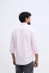 Camisa de manga larga color rosado, con cuello camisero, cierre frontal de botones y corte semi slim.