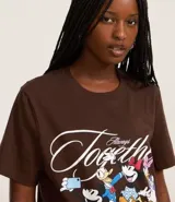 Remera marrón de algodón con cuello redondo y mangas cortas. Estampado frontal con Mickey Mouse, Donald, Goofy y Pluto, con la frase "Always Together No Matter What".