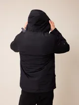 Campera de nylon negra con capucha, cierre frontal y bolsillo en el pecho con logo de la marca. Diseño acolchado con forro interior.