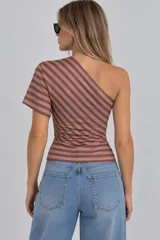Top de un solo hombro con diseño de rayas diagonales en color marrón y blanco, mangas cortas y ajuste al cuerpo con detalle cruzado en la cintura.