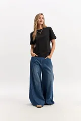 Jean super oxford azul de tiro medio, confeccionado en 100% algodón, con diseño ajustado en la parte superior y apertura extra amplia hacia el ruedo.