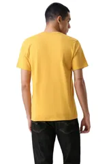 Remera de algodón color amarillo con cuello redondo, mangas cortas y logo pequeño de Levi's bordado en el pecho.