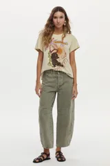 Remera de algodón manga corta con estampa frontal de inspiración exótica y diseño de tigre con sol y la inscripción 'Daydream'.