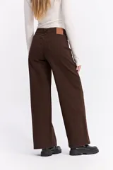 Jean de corte wide leg con tiro alto y piernas amplias, confeccionado en denim de algodón con lavado azul medio.