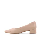 Zapato de tacón bajo modelo Quiz, confeccionado en cuero charolado con textura símil cocodrilo color nude, con puntera redondeada en charol liso, taco cuadrado y detalle de aplique metálico dorado con logo en el talón.