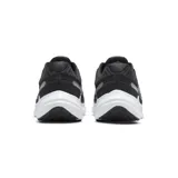 Championes de running Nike Quest 5, color negro con entresuela blanca. Presentan un diseño de malla transpirable, cierre con cordones y el logo de la marca en el lateral.