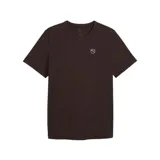 Remera Puma Elevated de manga corta y cuello redondo, color marrón oscuro, con pequeño logo bordado en el pecho.