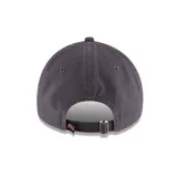 Gorro estilo dad hat New Era, color gris oscuro, con logo bordado del equipo de baloncesto Chicago Bulls en el frente. Es ajustable y tiene visera curva.