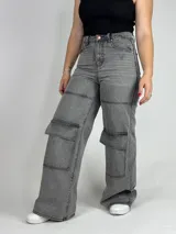 Pantalón gris de jean, corte wide leg, con bolsillos cargo laterales.