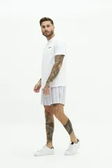 Short de baño con estampado floral en tonos azul y blanco, con cintura fija, cierre de botón y bolsillos laterales.