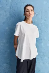 Remera Casentino de manga corta y cuello redondo, de corte amplio y asimétrico con diseño cruzado en el frente.