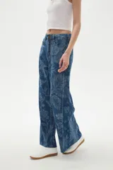 Pantalon de jean de tiro alto con corte ancho y estampado floral en tonos azules. Cuenta con bolsillos laterales y traseros.
