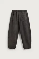 Pantalón jogger balloon fit de hombre, color negro con efecto lavado, confeccionado en algodón con interior afelpado. Cuenta con cintura elástica, bolsillos laterales y detalle de bolsillos traseros.