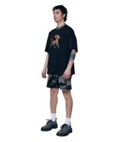 Short unisex de denim 100% algodón con acabado overo (manchado). Tiro medio, calce relajado y largo medio sobre la rodilla. Dobladillo con franja más oscura y bolsillos amplios.