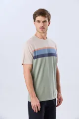 Remera de algodón con diseño de bloques horizontales de colores blanco, azul, beige y verde, de manga corta y cuello redondo.