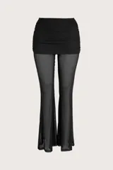 Pantalón negro de malla transparente, corte acampanado, con pretina ancha fruncida.