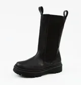 Bota de caña media color negro, realizada en cuero encerado con elástico italiano en la caña de ambos lados. El fondo está realizado artesanalmente en suela color negro y el interior está forrado en forrería vacuna.