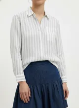 Camisa de manga larga con cuello clásico y bolsillo frontal, confeccionada en tejido de lino y viscosa con rayas verticales finas grises sobre fondo blanco.