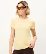 Remera deportiva de microfibra color tostado, con mangas cortas, cuello redondo y costuras reforzadas.
