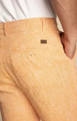 Short de lino orgánico para hombre de la marca Rockford, modelo SHT-LINEN-SUM22, en color rosado. Presenta un calce relajado, bolsillos frontales y traseros, cierre frontal con botón y trabillas para cinturón.