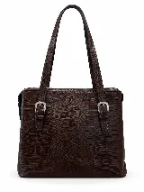 Bolso de hombro de cuero con textura en relieve efecto cocodrilo, color marrón, con diseño estructurado, asas largas con hebillas metálicas decorativas y cierre superior.