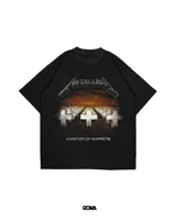 Remera negra de algodón con estampado del álbum Master of Puppets de Metallica.