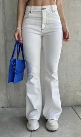 Pantalón de jean blanco, tiro alto, corte oxford y con lycra.