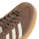 Championes Adidas modelo Handball Spezial Bold, color marrón con diseño de plataforma de goma. Presentan el exterior en gamuza con las icónicas tres rayas laterales en color crema y detalles dorados.