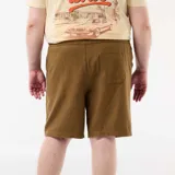 Bermuda lisa color marrón en tejido dobby, con bolsillos laterales y traseros, ideal para un look casual de verano.