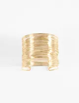 Pulsera rígida tipo brazalete de diseño abierto, compuesta por múltiples hilos metálicos superpuestos que crean un efecto de capas.