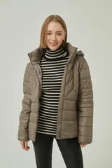 Campera puffer con capucha, color camel, confeccionada en poliéster con relleno acolchado, cierre frontal y diseño entallado.