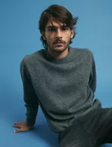 Sweater de punto con cuello redondo y mangas largas, confeccionado en tejido moteado de textura jaspeada.