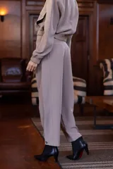 Pantalón color visón de corte ancho, con pinzas y bolsillos laterales.