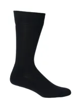 Calcetín de largo medio color negro, con planta acolchada y puño suave (Comfort Cuff). Posee tratamiento antimicrobiano SILPURE a base de plata.
